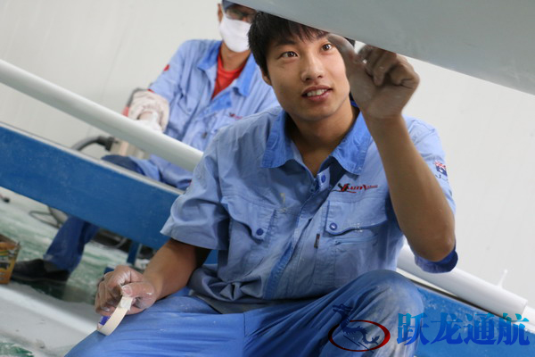 每一道程序，技術人員都認真作業